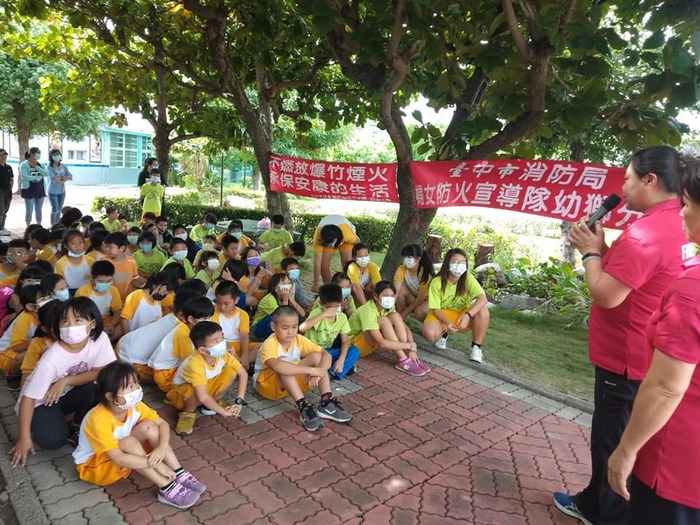 辛苦的叔叔阿姨們教我們防災知識