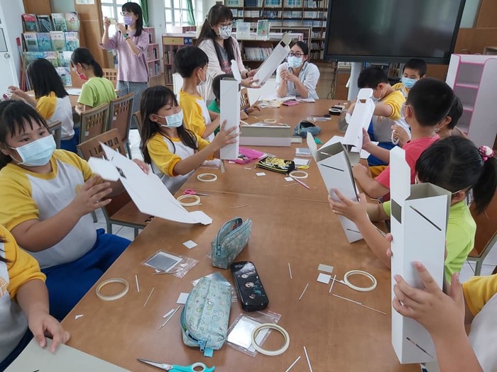 科博館的老師帶給三四年級的孩子們如此有趣的活動